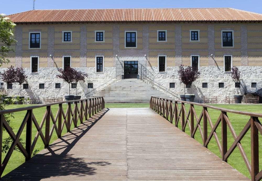Ac Hotel Palacio De Santa Ana By Marriott Valladolid Exterior photo The main entrance of the castle