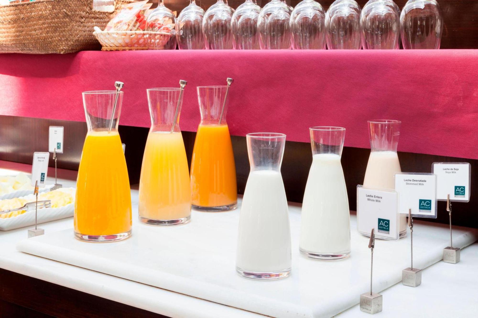 Ac Hotel Palacio De Santa Ana By Marriott Valladolid Exterior photo Juice and milk at a buffet