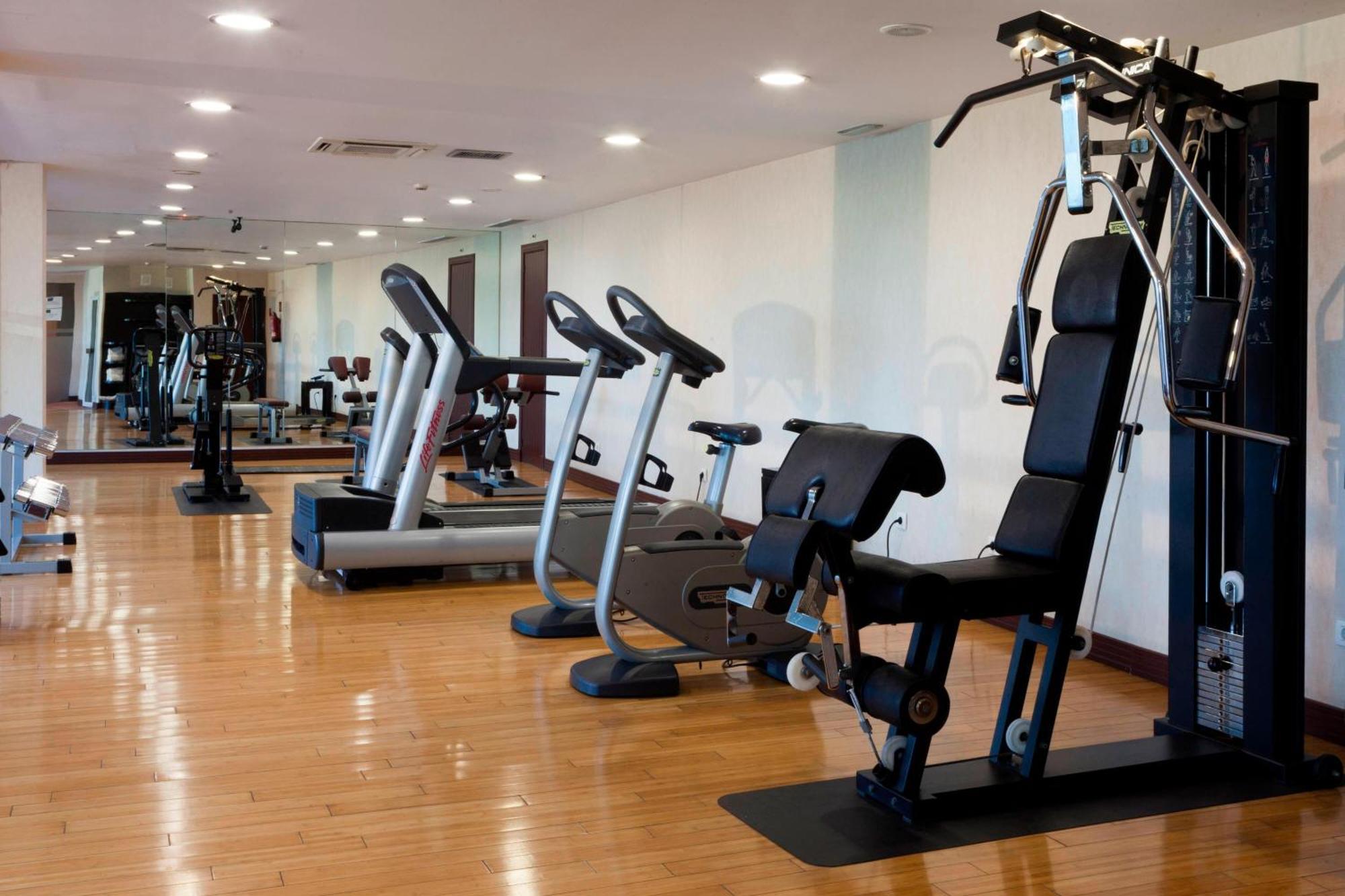 Ac Hotel Palacio De Santa Ana By Marriott Valladolid Exterior photo A gym in a hotel
