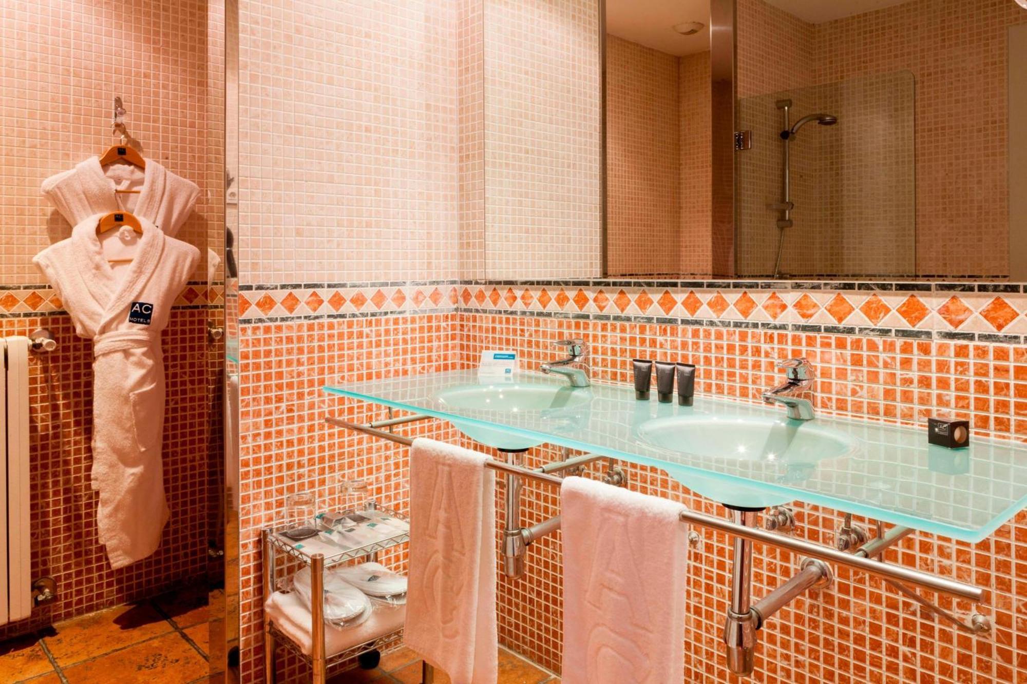 Ac Hotel Palacio De Santa Ana By Marriott Valladolid Exterior photo Bathroom