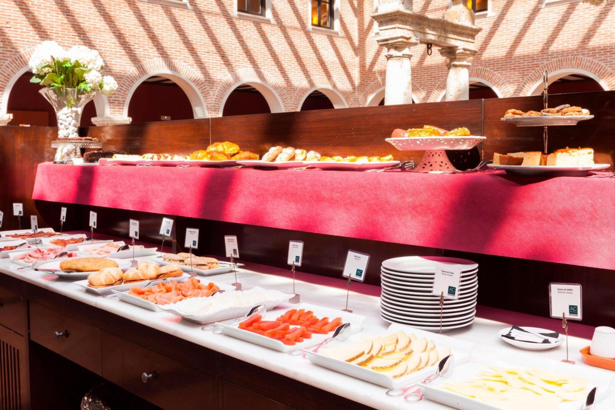Ac Hotel Palacio De Santa Ana By Marriott Valladolid Exterior photo A buffet at a hotel