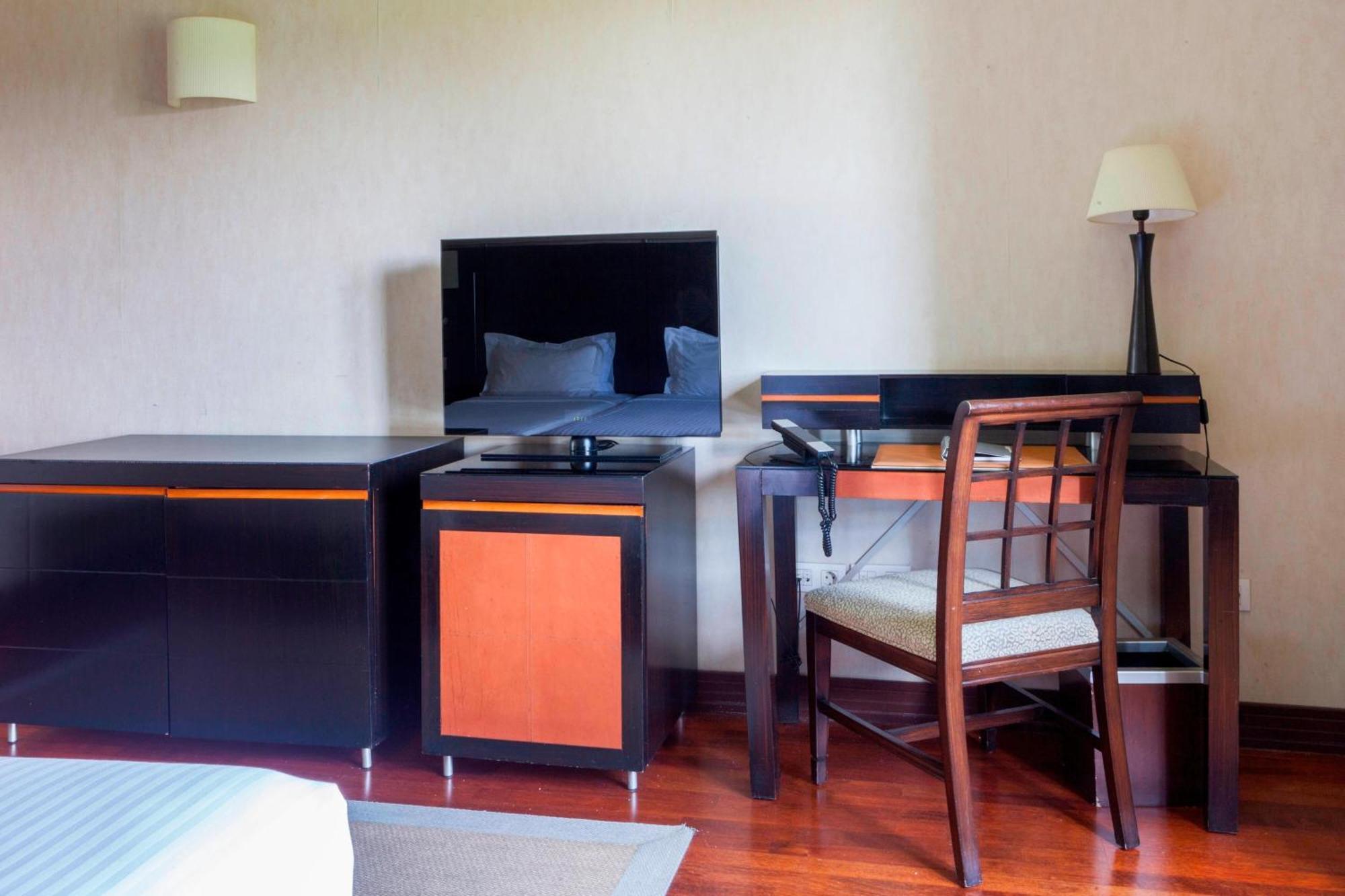 Ac Hotel Palacio De Santa Ana By Marriott Valladolid Exterior photo A television in a hotel room