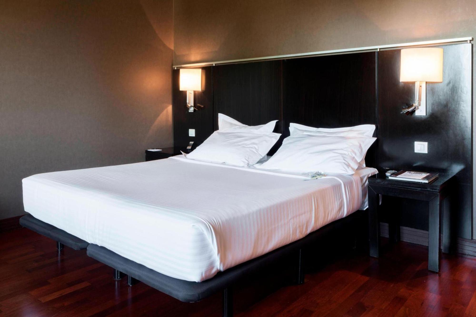 Ac Hotel Palacio De Santa Ana By Marriott Valladolid Exterior photo A room at the hotel