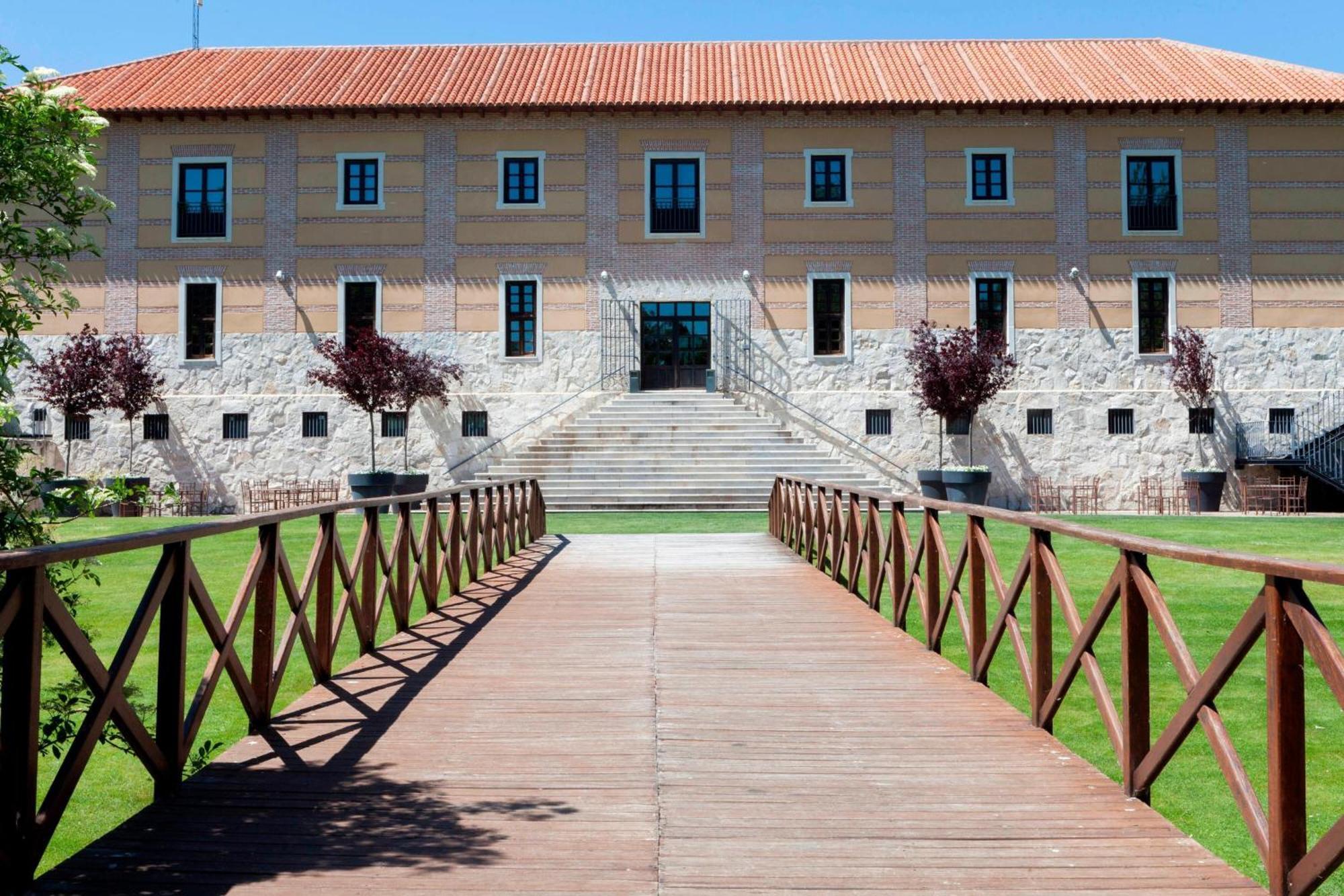Ac Hotel Palacio De Santa Ana By Marriott Valladolid Exterior photo The main building of the museum
