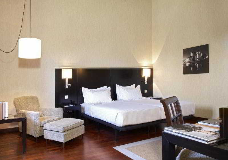 Ac Hotel Palacio De Santa Ana By Marriott Valladolid Room photo A room at the hotel
