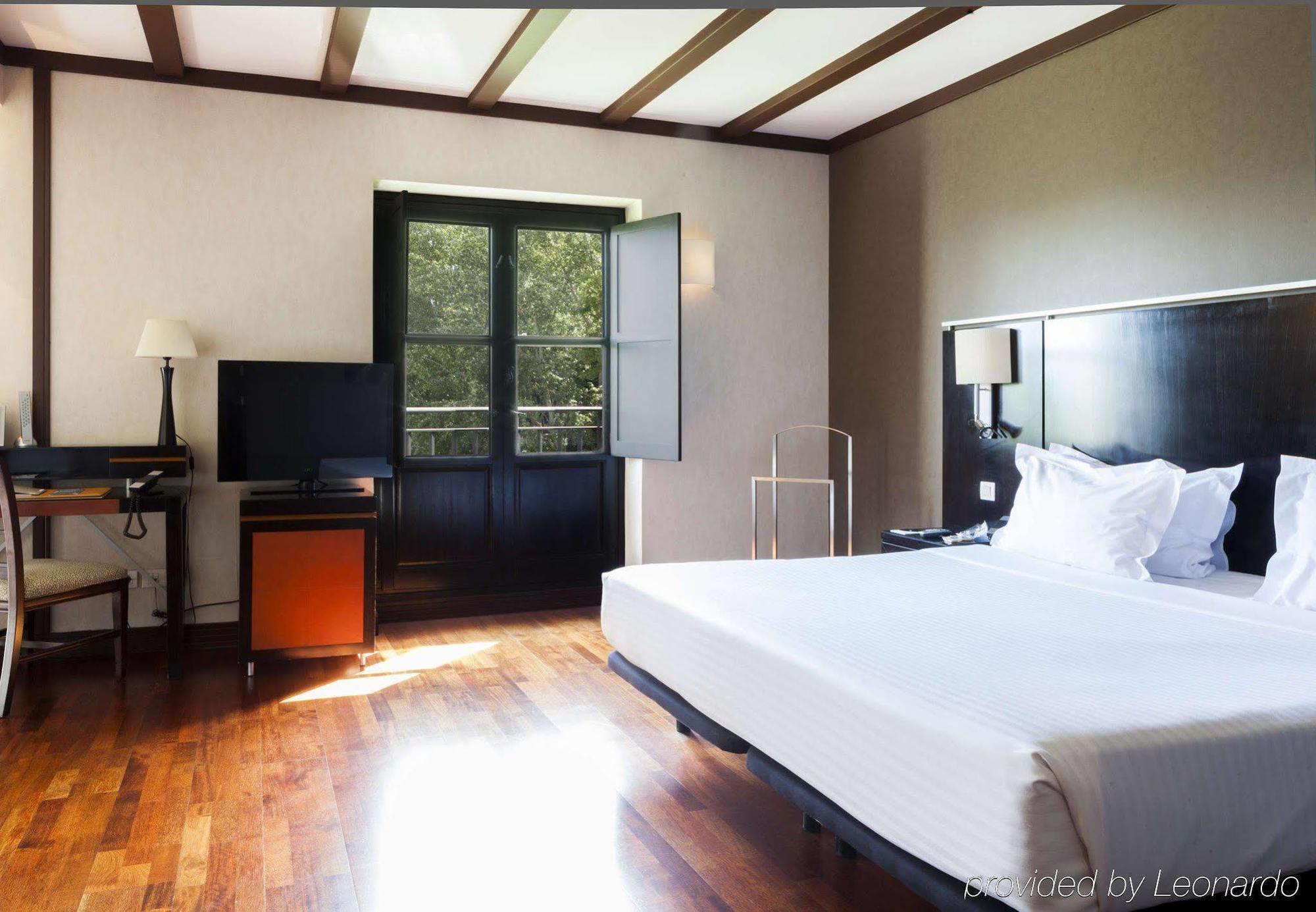Ac Hotel Palacio De Santa Ana By Marriott Valladolid Exterior photo A room at the hotel